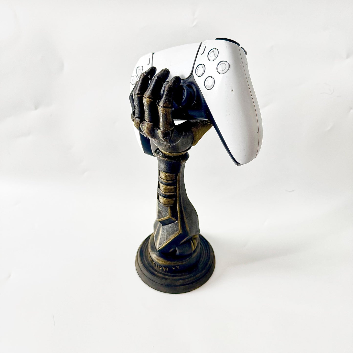 Clair Obscur Expedition 33 Gustave Hand Prothesis Gustave Hand PS5/Xbox Controller Stand Home Display Gaming Accessories Maelle Monolith