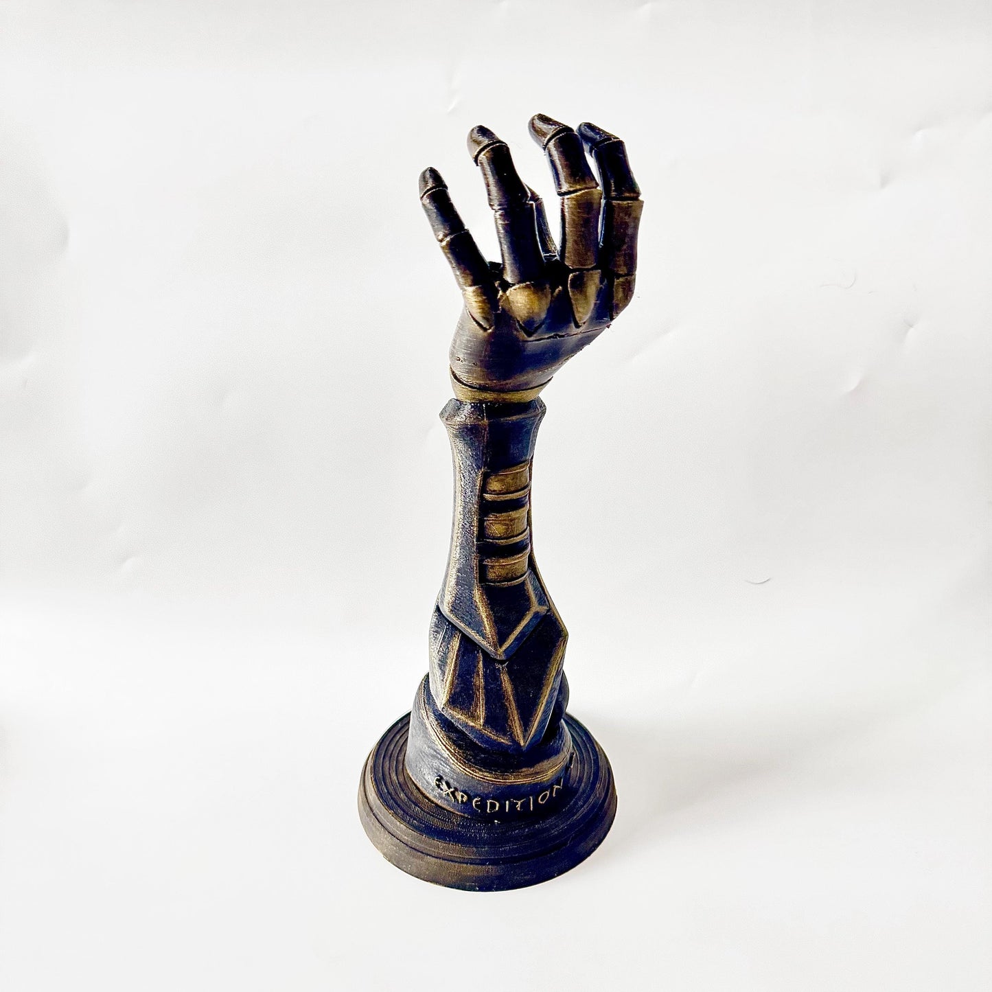 Clair Obscur Expedition 33 Gustave Hand Prothesis Gustave Hand PS5/Xbox Controller Stand Home Display Gaming Accessories Maelle Monolith