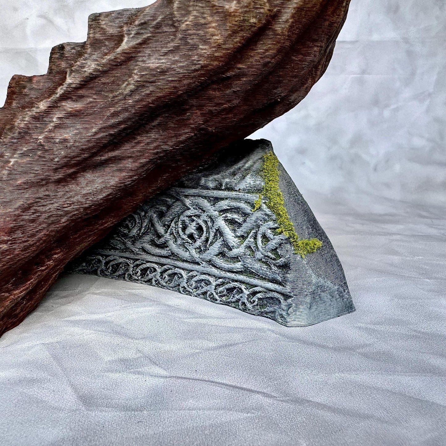 Thranduil Throne Diorama: Hand-Painted Elvenking Figurine