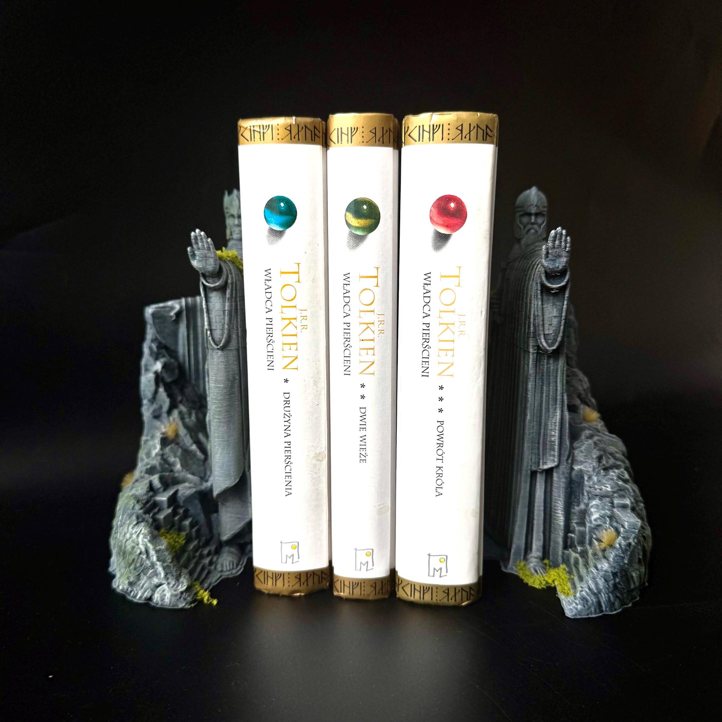 Lord of the Rings Inspired Argonath Statues: Handcrafted Stone-Effect Shelf Decor